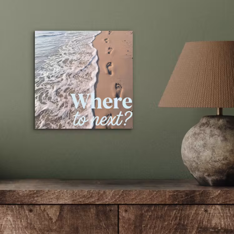 Where to next - Strand - Voetstappen aluminium wit klein -sfeer2