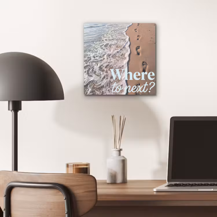Where to next - Strand - Voetstappen aluminium wit klein -sfeer5