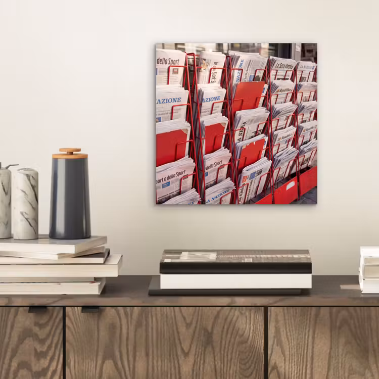 Kranten - Rek - Stedelijk - Dagelijks leven - Rood aluminium wit klein -sfeer1