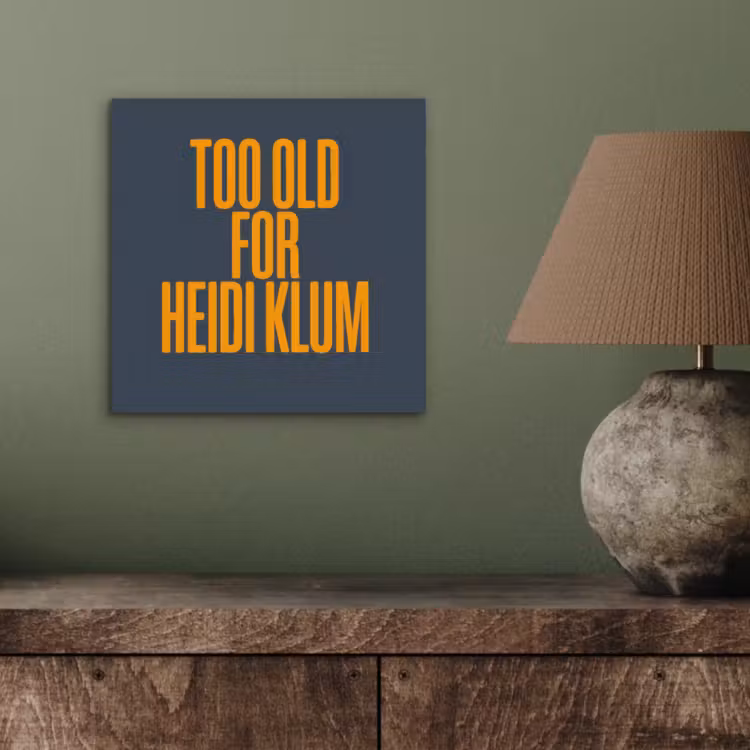 Too old for heidi klum - Geel - Blauw aluminium wit klein -sfeer2