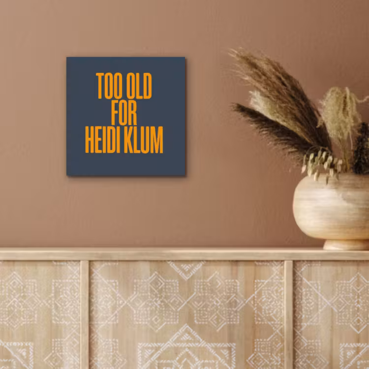 Too old for heidi klum - Geel - Blauw aluminium wit klein -sfeer4