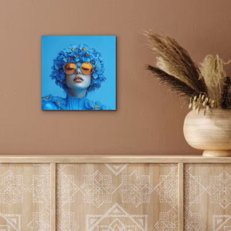 Vrouw - Bloem - Blauw - Modern - Bril - Portret aluminium wit klein -sfeer4