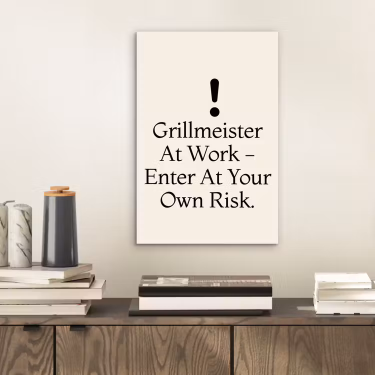 Grill - Uitroepteken - Zwart - Tekst aluminium wit klein -sfeer1