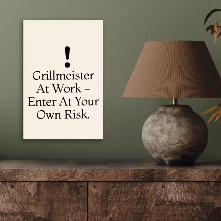 Grill - Uitroepteken - Zwart - Tekst aluminium wit klein -sfeer2