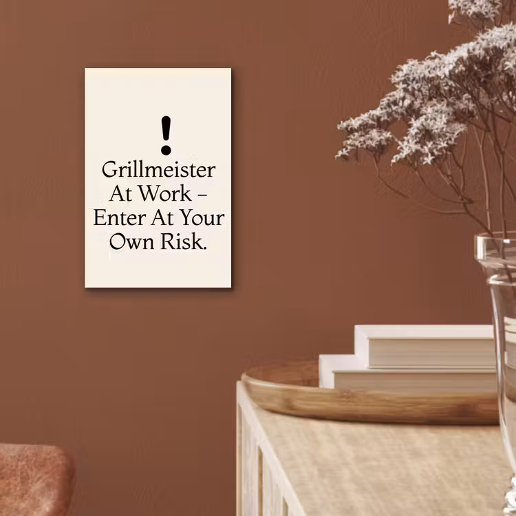 Grill - Uitroepteken - Zwart - Tekst aluminium wit klein -sfeer4