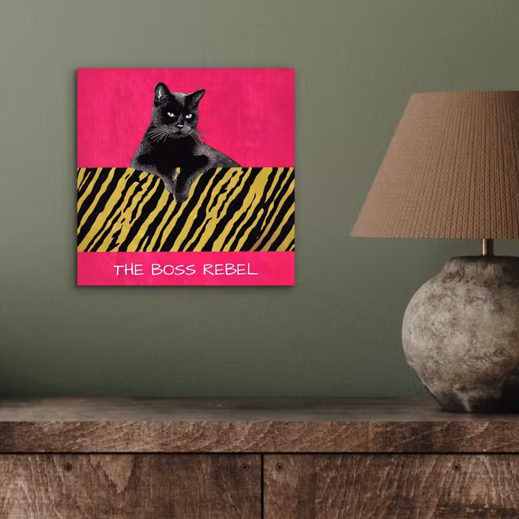 Kat - Baas - Roze - Tijgerprint aluminium wit klein -sfeer2