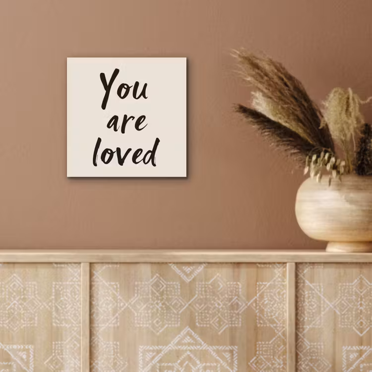 Minimalistisch - Beige - Love aluminium wit klein -sfeer4