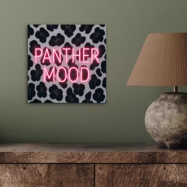 Panterprint - Zwart - Neonletters - Roze aluminium wit klein -sfeer2