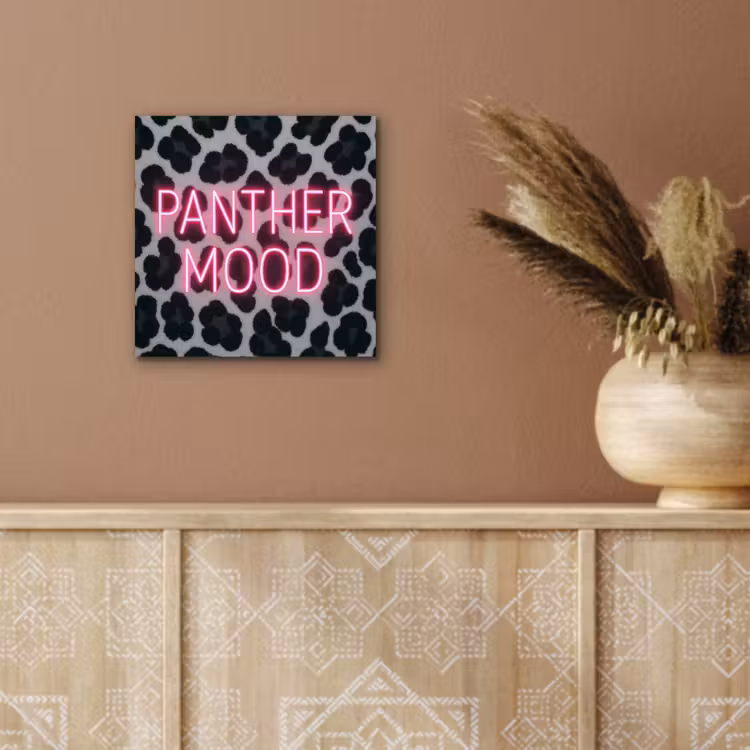 Panterprint - Zwart - Neonletters - Roze aluminium wit klein -sfeer4