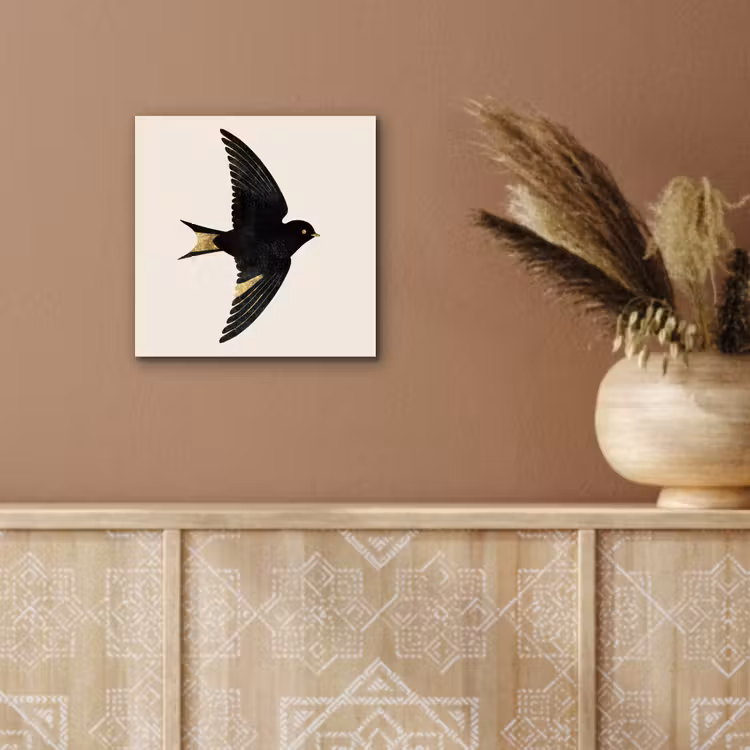 Zwarte zwaluw - Gouden accenten - Lichte achtergrond aluminium wit klein -sfeer4