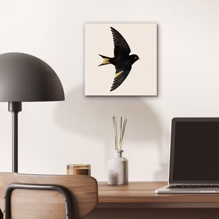 Zwarte zwaluw - Gouden accenten - Lichte achtergrond aluminium wit klein -sfeer5