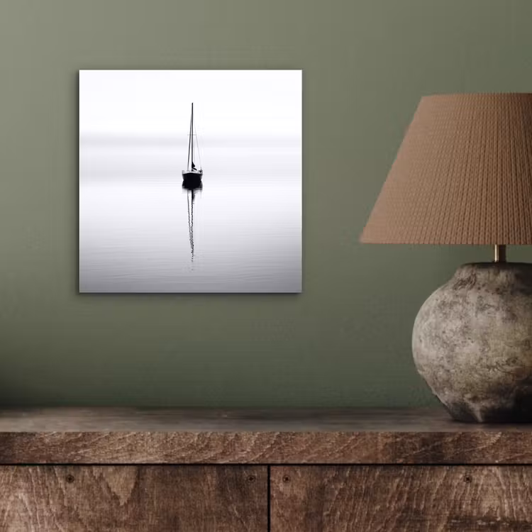 Zeilboot - Zwart - Water - Silhouet aluminium wit klein -sfeer2