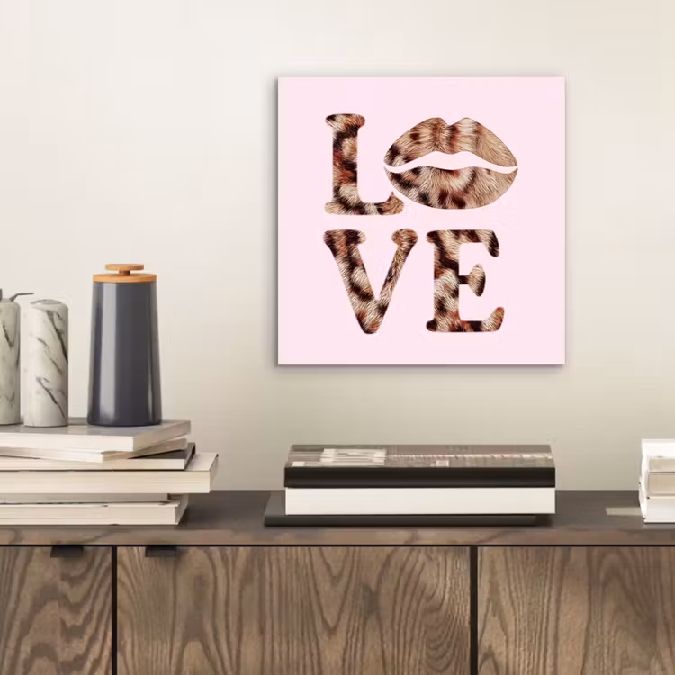 Tekst - Love - Pantervacht - Lichtroze aluminium wit klein -sfeer1