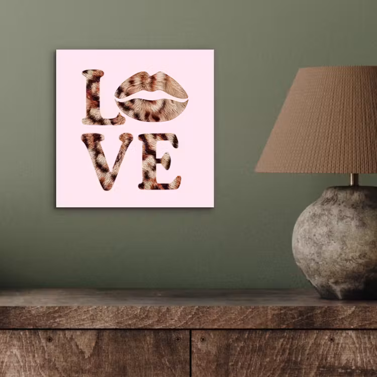 Tekst - Love - Pantervacht - Lichtroze aluminium wit klein -sfeer2