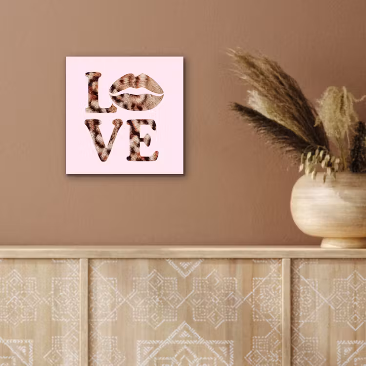 Tekst - Love - Pantervacht - Lichtroze aluminium wit klein -sfeer4