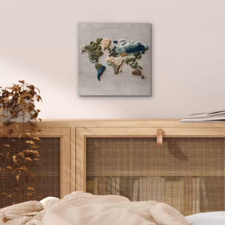 Wereldkaart - Geborduurd - Aardetinten aluminium wit klein -sfeer3
