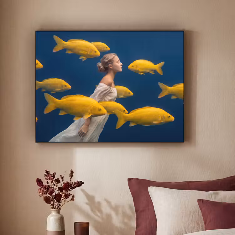 Vrouw - Vis - Water - Natuur - Geel Textielframe zwart klein -sfeer1