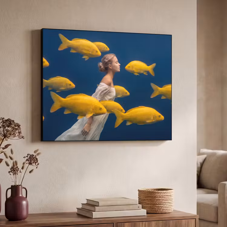 Vrouw - Vis - Water - Natuur - Geel Textielframe zwart klein -sfeer3