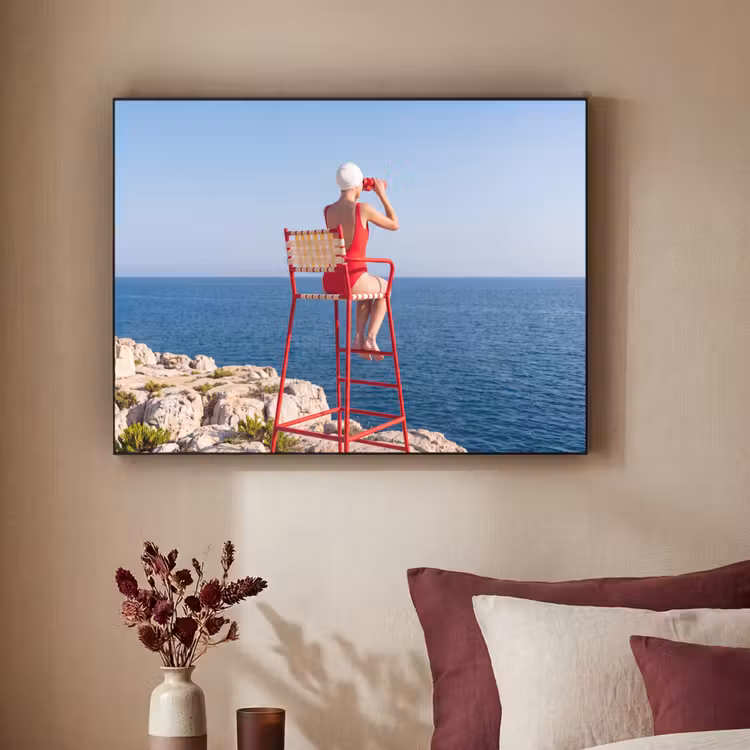 Vrouw - Zee - Kust - Verrekijker - Rood Textielframe zwart klein -sfeer1