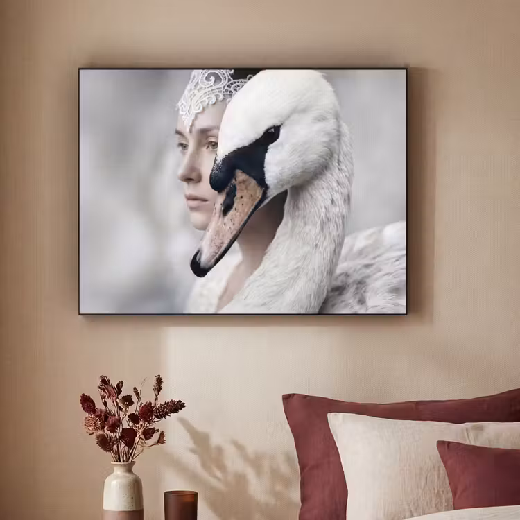 Vrouw - Zwaan - Wit Textielframe zwart klein -sfeer1