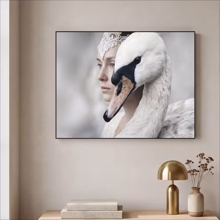 Vrouw - Zwaan - Wit Textielframe zwart klein -sfeer2