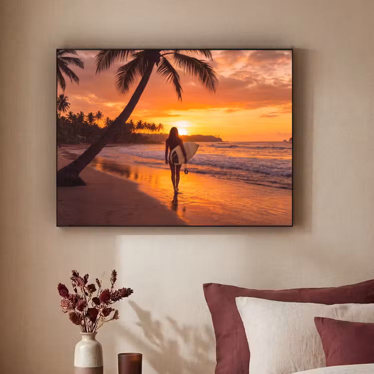 Vrouw - Surfplank - Strand - Zonsondergang - Oranje Textielframe zwart klein -sfeer1