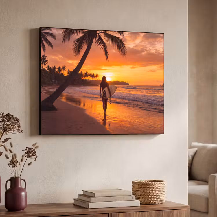 Vrouw - Surfplank - Strand - Zonsondergang - Oranje Textielframe zwart klein -sfeer3
