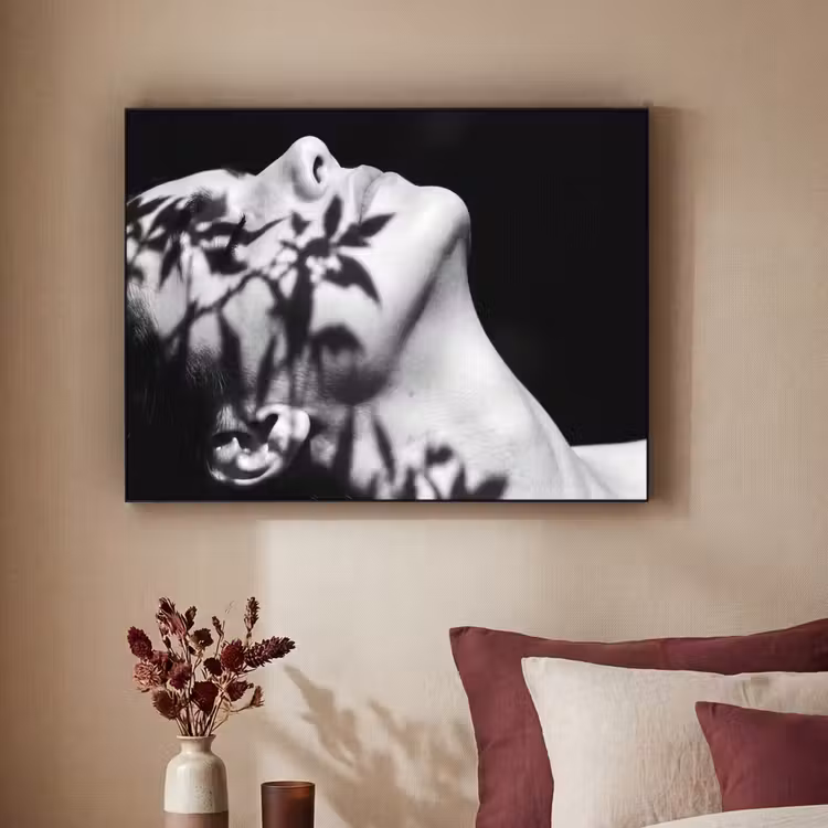 Gezicht - Schaduw - Bladeren - Zwart - Wit - Intiem Textielframe zwart klein -sfeer1