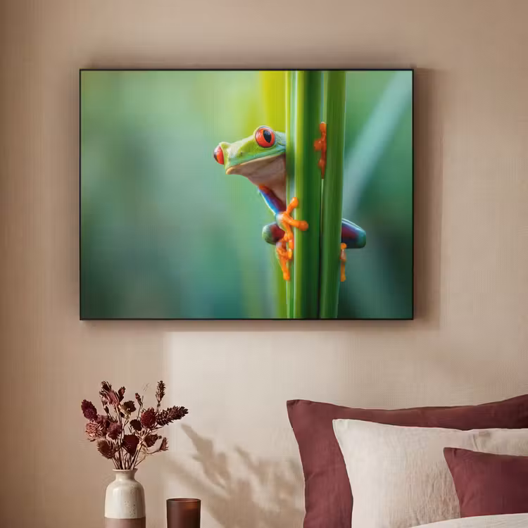 Groene kikker - Nieuwsgierig - Gras Textielframe zwart klein -sfeer1