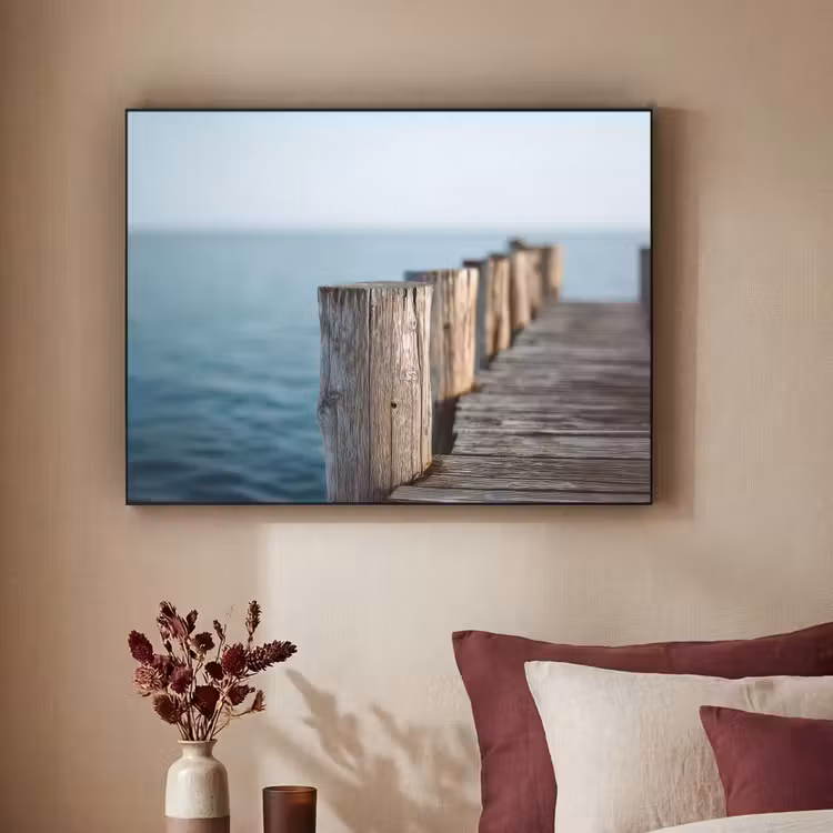 Houten steiger - Helderblauwe lucht Textielframe zwart klein -sfeer1