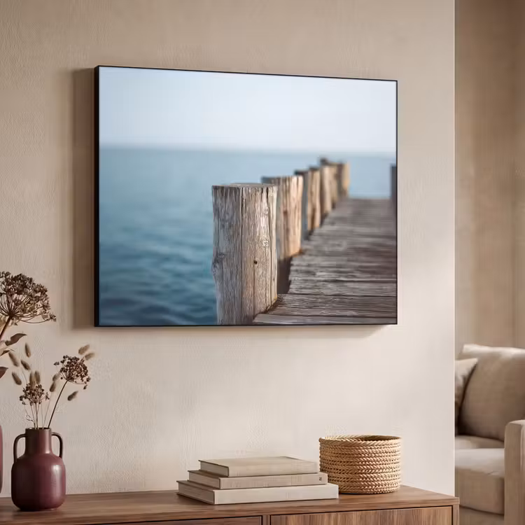 Houten steiger - Helderblauwe lucht Textielframe - compleet frame klein -sfeer3