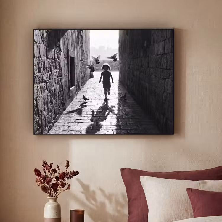 Kind - Vogel - Straat - Zwart-wit - Spelen Textielframe zwart klein -sfeer1