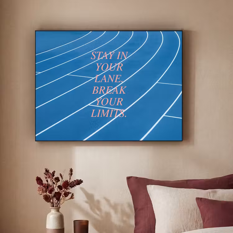 Atletiekbaan - Blauw - Tekst -Roze Textielframe zwart klein -sfeer1