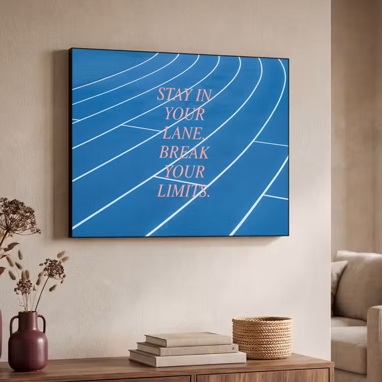 Atletiekbaan - Blauw - Tekst -Roze Textielframe zwart klein -sfeer3