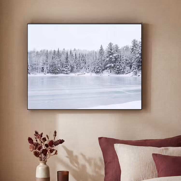 Meer - Dennen - IJs - Winter - Rustgevend Textielframe zwart klein -sfeer1
