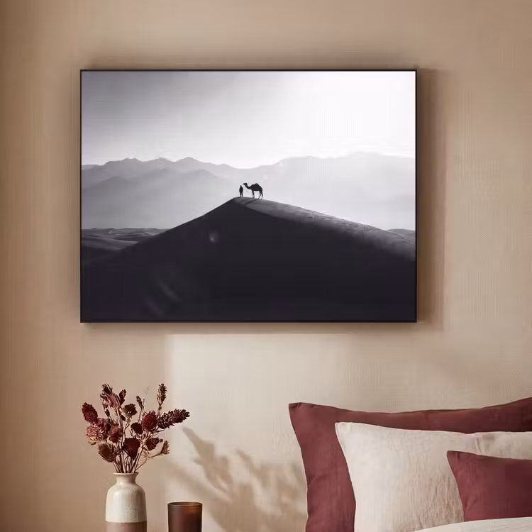 Mens - Kameel - Zandduin - Natuur - Monochroom Textielframe zwart klein -sfeer1