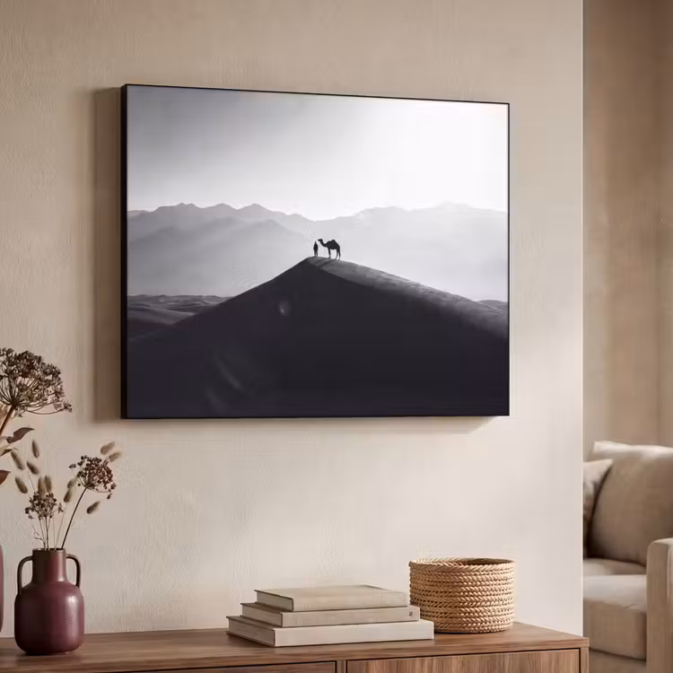 Mens - Kameel - Zandduin - Natuur - Monochroom Textielframe zwart klein -sfeer3