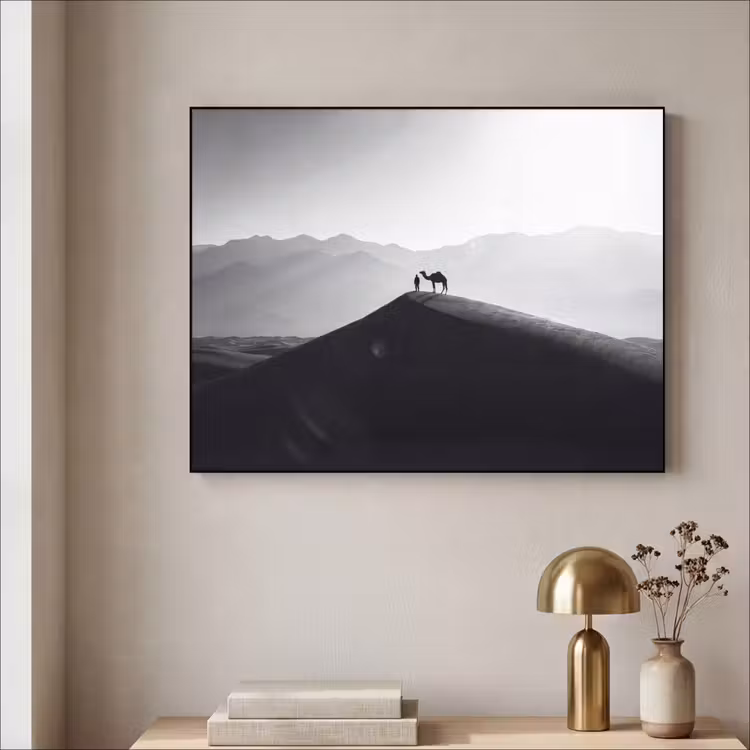 Mens - Kameel - Zandduin - Natuur - Monochroom Textielframe zwart klein -sfeer2