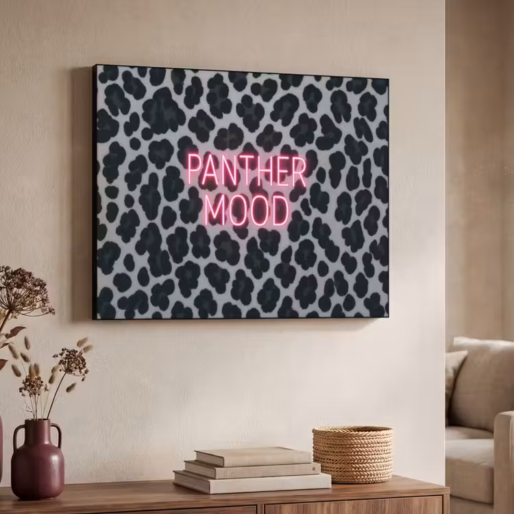 Panterprint - Zwart - Neonletters - Roze Textielframe - compleet frame klein -sfeer3