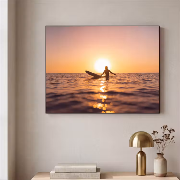Persoon - Surfen - Zonsondergang - Zee - Oranje Textielframe zwart klein -sfeer2