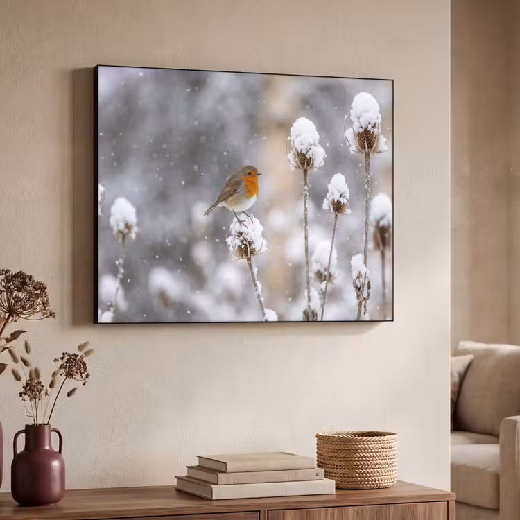 Roodborstje - Gedroogde bloem - Sneeuw - Winter - Vertederend Textielframe zwart klein -sfeer3