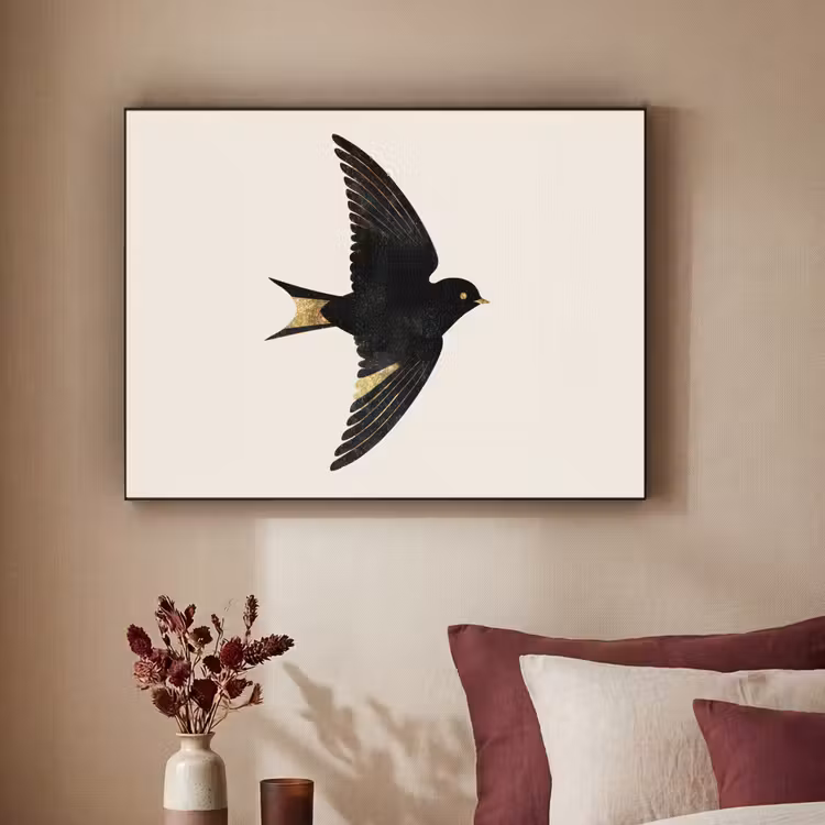 Zwarte zwaluw - Gouden accenten - Lichte achtergrond Textielframe - compleet frame klein -sfeer1