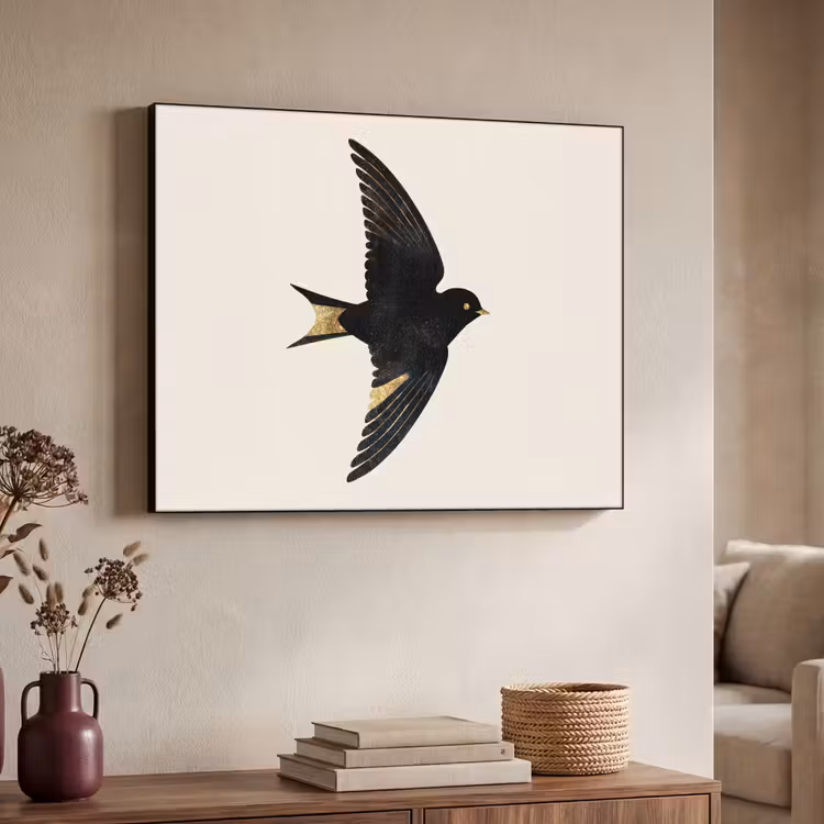 Zwarte zwaluw - Gouden accenten - Lichte achtergrond Textielframe zwart klein -sfeer3