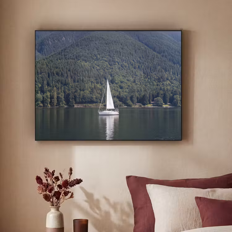 Zeilboot - Water - Bergen - Natuur - Groen Textielframe zwart klein -sfeer1