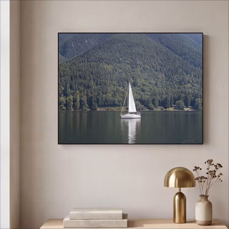 Zeilboot - Water - Bergen - Natuur - Groen Textielframe zwart klein -sfeer2