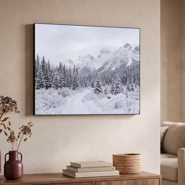 Weg - Bergen - Sneeuw - Naaldbos - Avontuurlijk Textielframe zwart klein -sfeer3