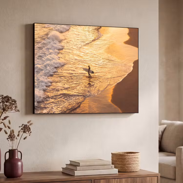 Surfer - Strand - Zonsondergang - Oceaan - Goud Textielframe zwart klein -sfeer3