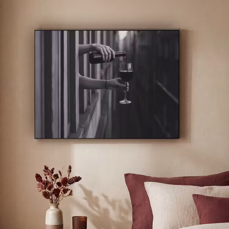 Wijnfles - Glas - Handen - Raam Textielframe - compleet frame klein -sfeer1