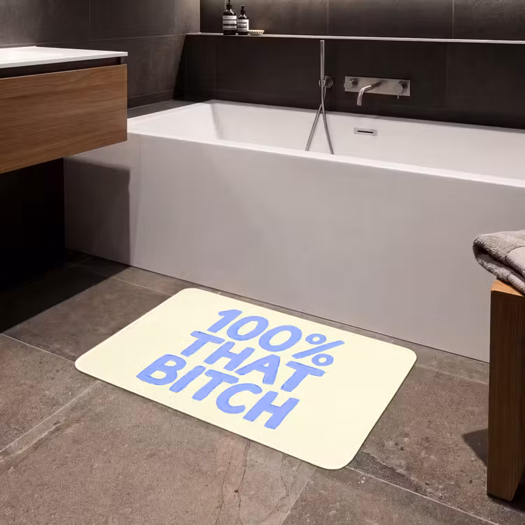 100% that bitch - Blauw - Wit Badmat middel -sfeer3