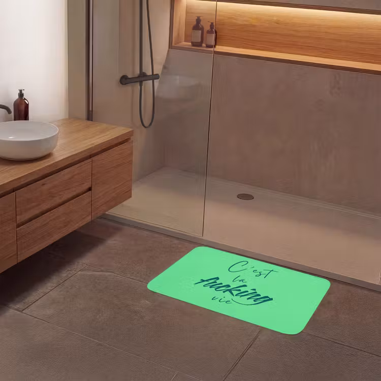 c'est la fucking vie - Groen - Penseelstijl Badmat middel -sfeer2